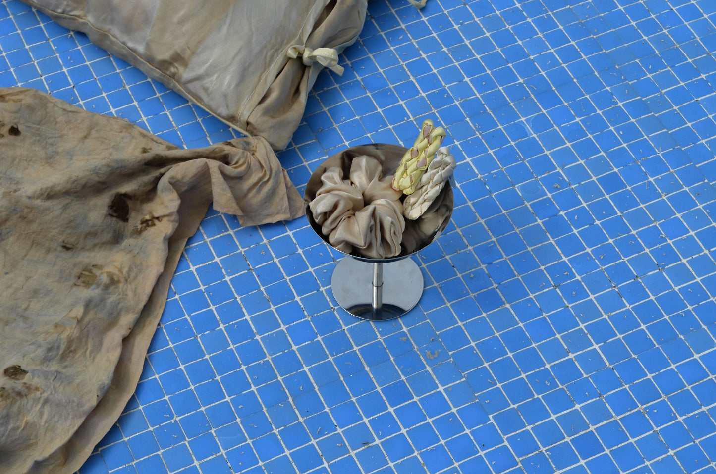 Groovy Vine Splash, Oyster twisted satin hair clip